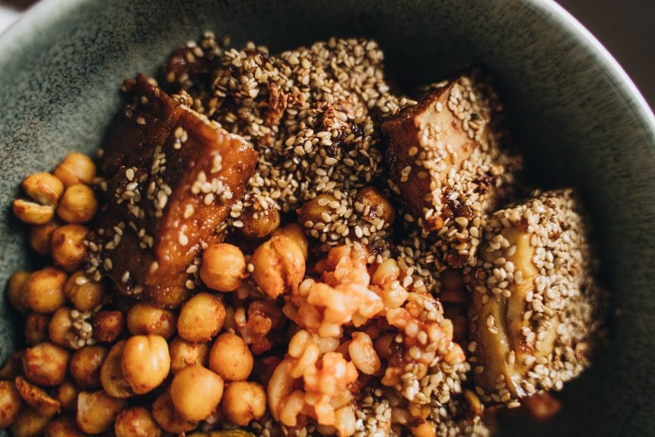 Delicious vegan bowl featuring tofu, chickpeas, and sesame seeds for a nutritious meal.