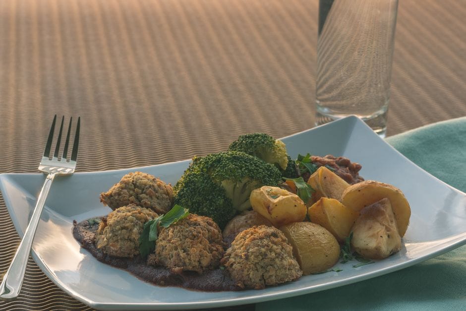How to Make Vegan Gravy (Rich and Brown)