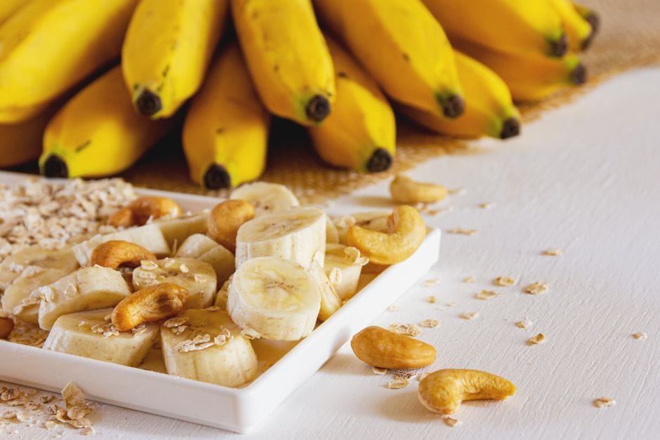A close-up of sliced bananas, cashews, and oats beautifully arranged for a nutritious breakfast.